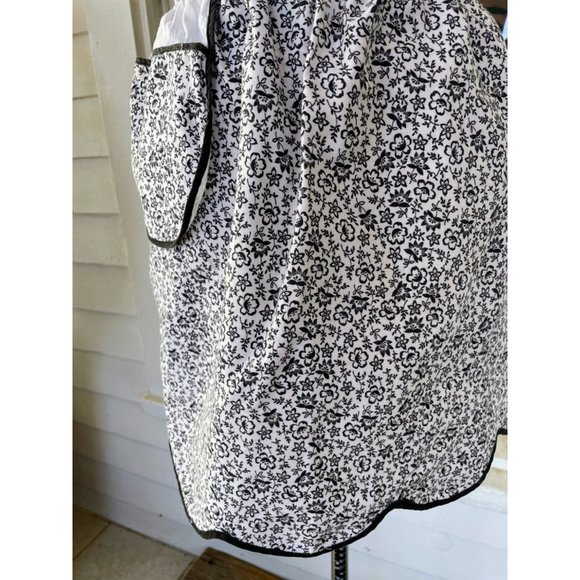 Vintage 1950s Half Apron Cotton Black/White Floral Retro - Picture 4 of 8